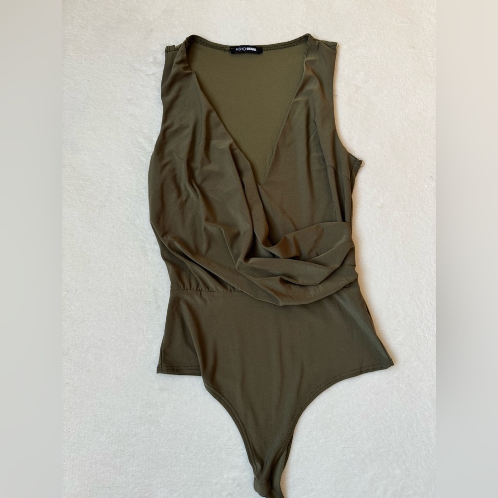 🌟 FashionNova Bodysuit - Size XS - Green and draped